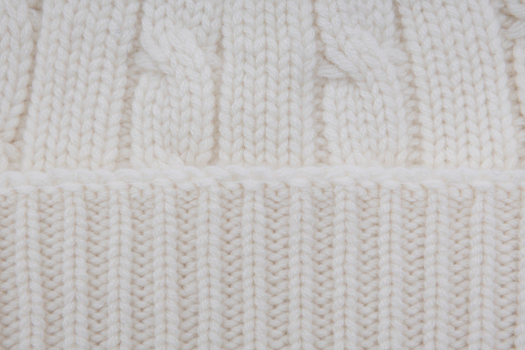 Witte kasjmier gebreide muts