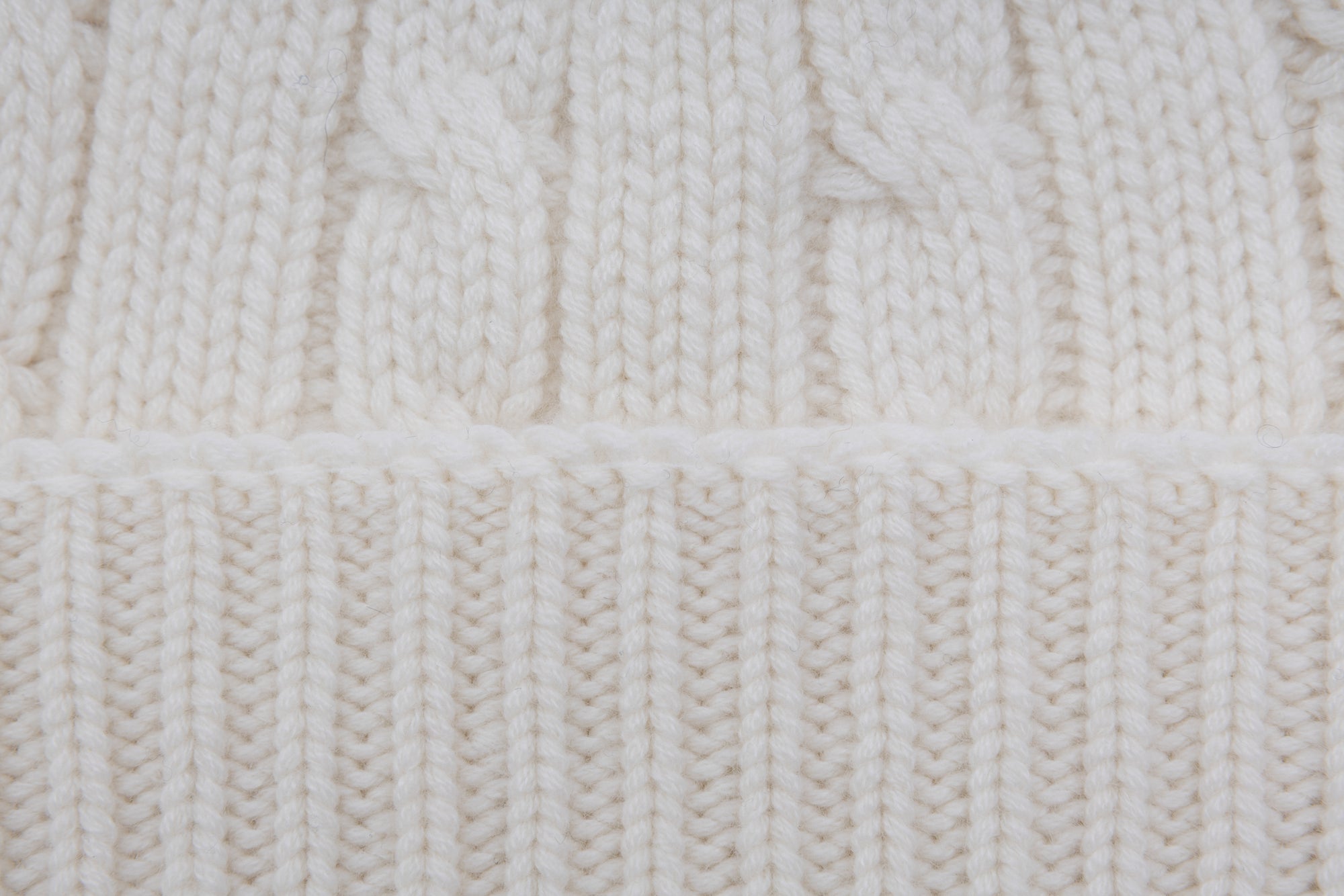 Witte kasjmier gebreide muts