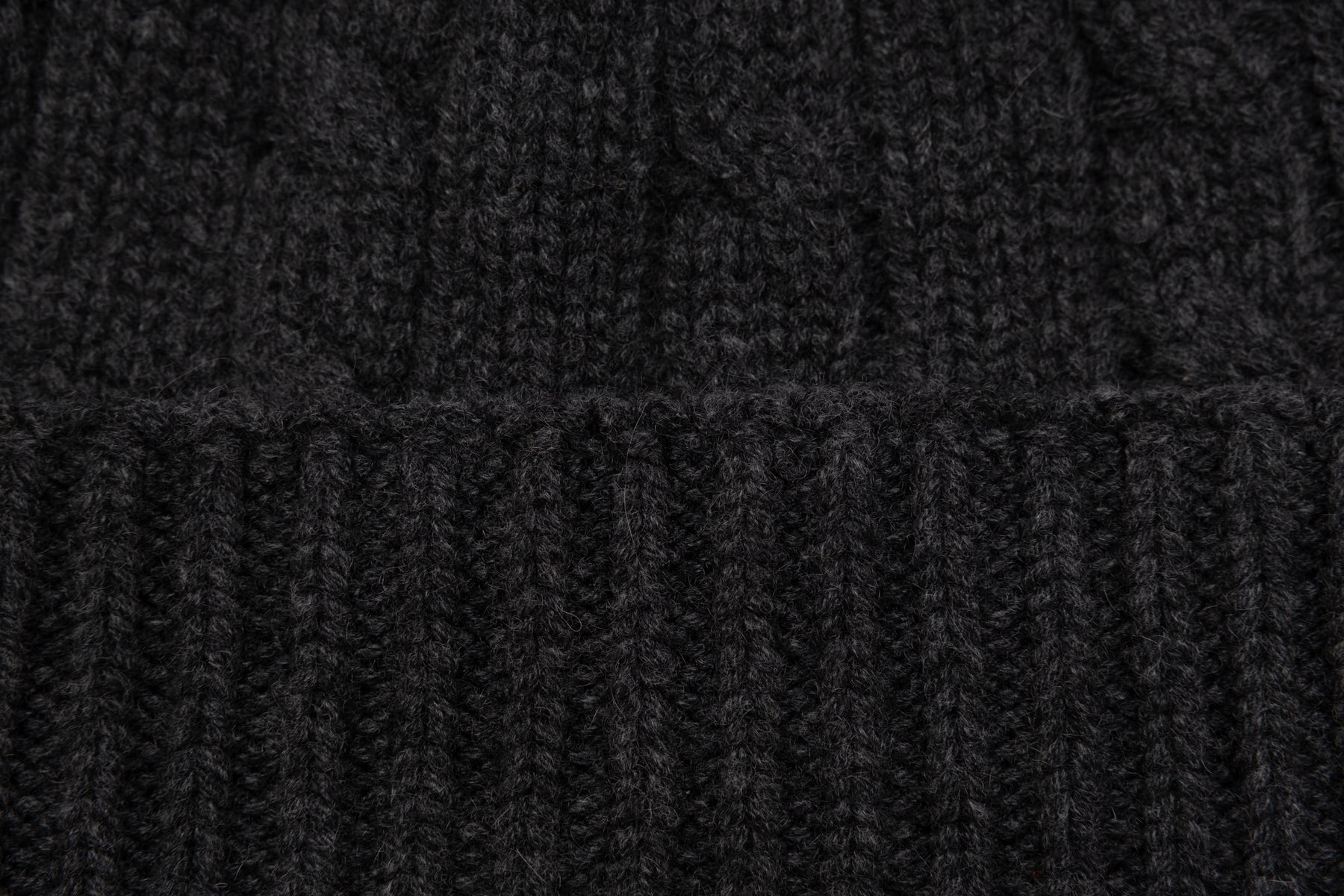 Cappello lavorato a maglia in cashmere grigio scuro