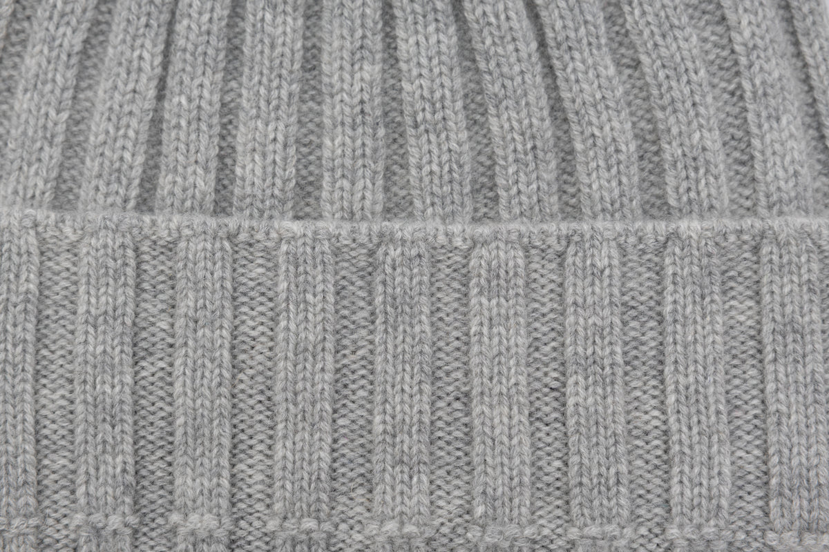 Berretto grigio ghiaccio a coste in puro cashmere