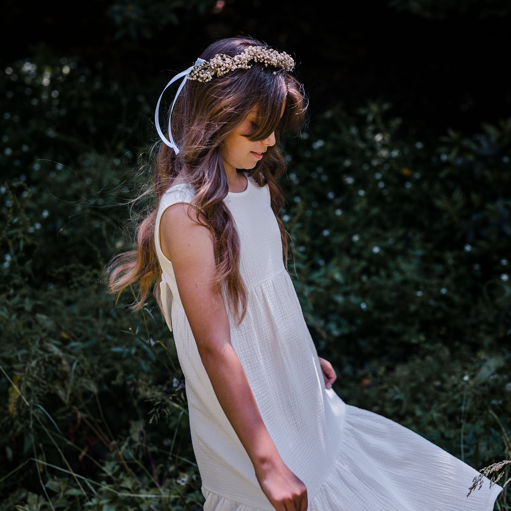 WITTE GAUZE JURK MET STRIK OP DE ACHTERKANT