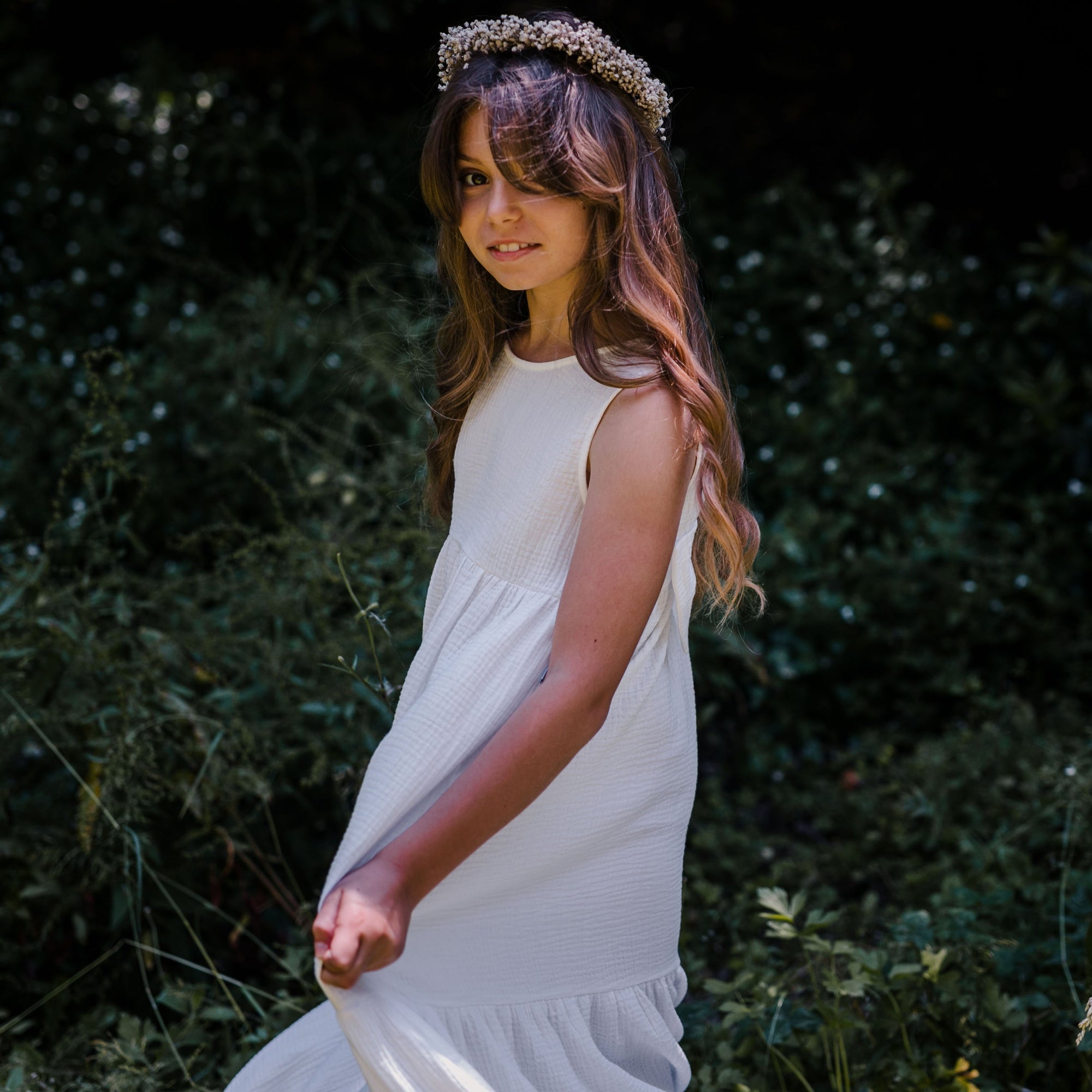 WITTE GAUZE JURK MET STRIK OP DE ACHTERKANT