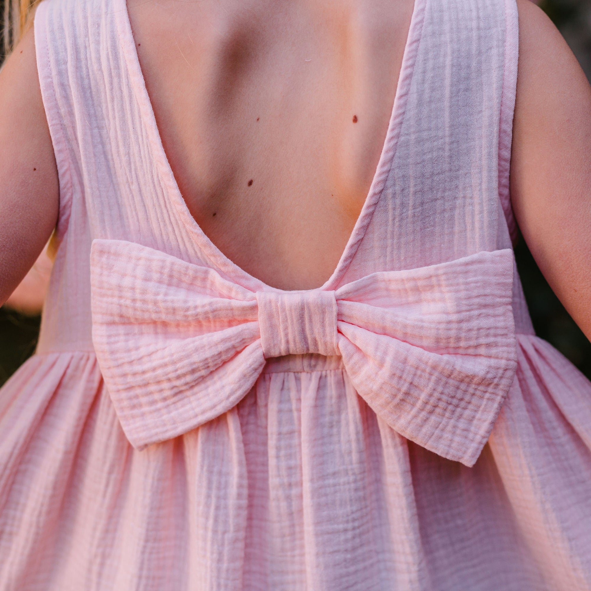 ROBE EN GAZE ROSE AVEC UN NŒUD À L'ARRIÈRE