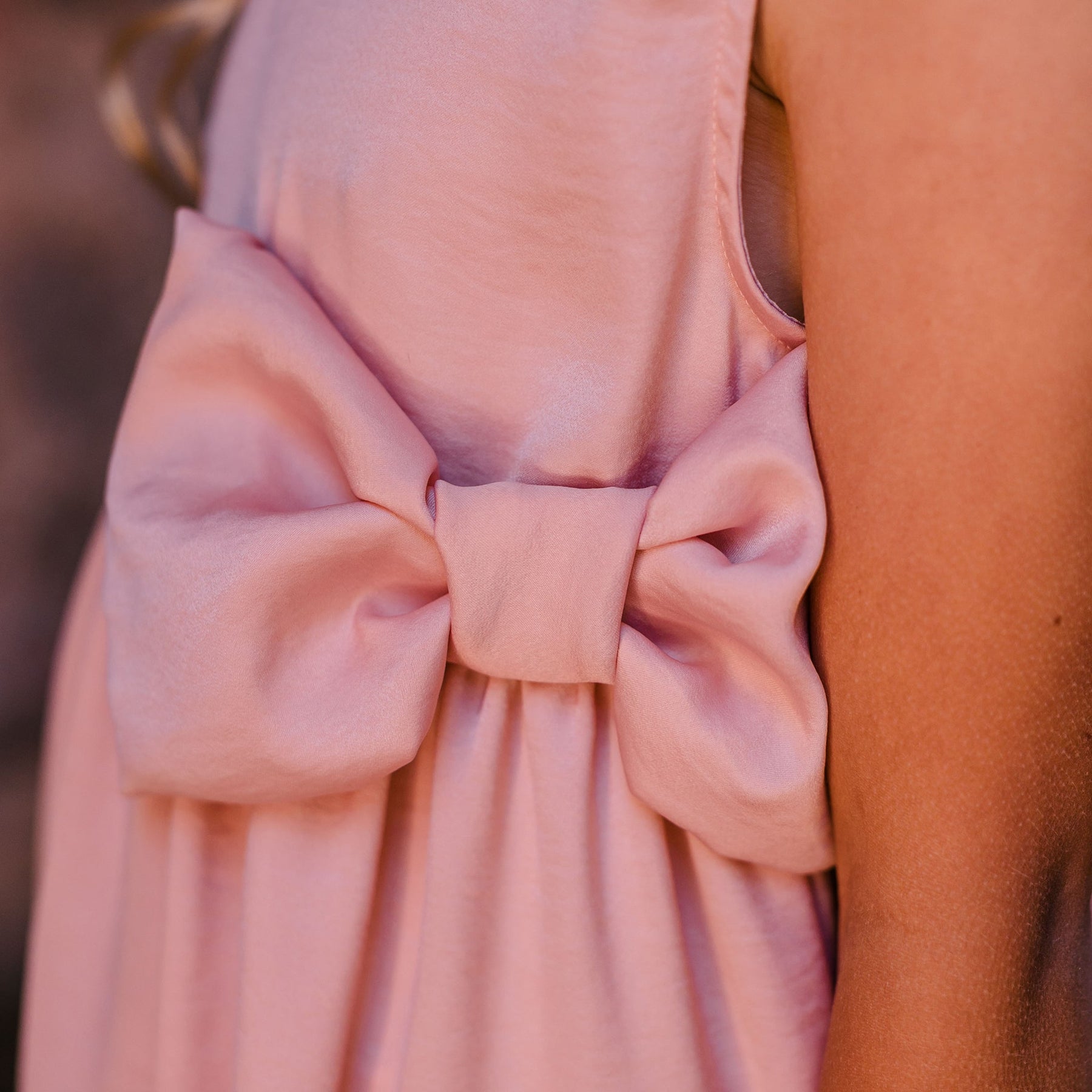 TOP SILK HAND WITH BOW