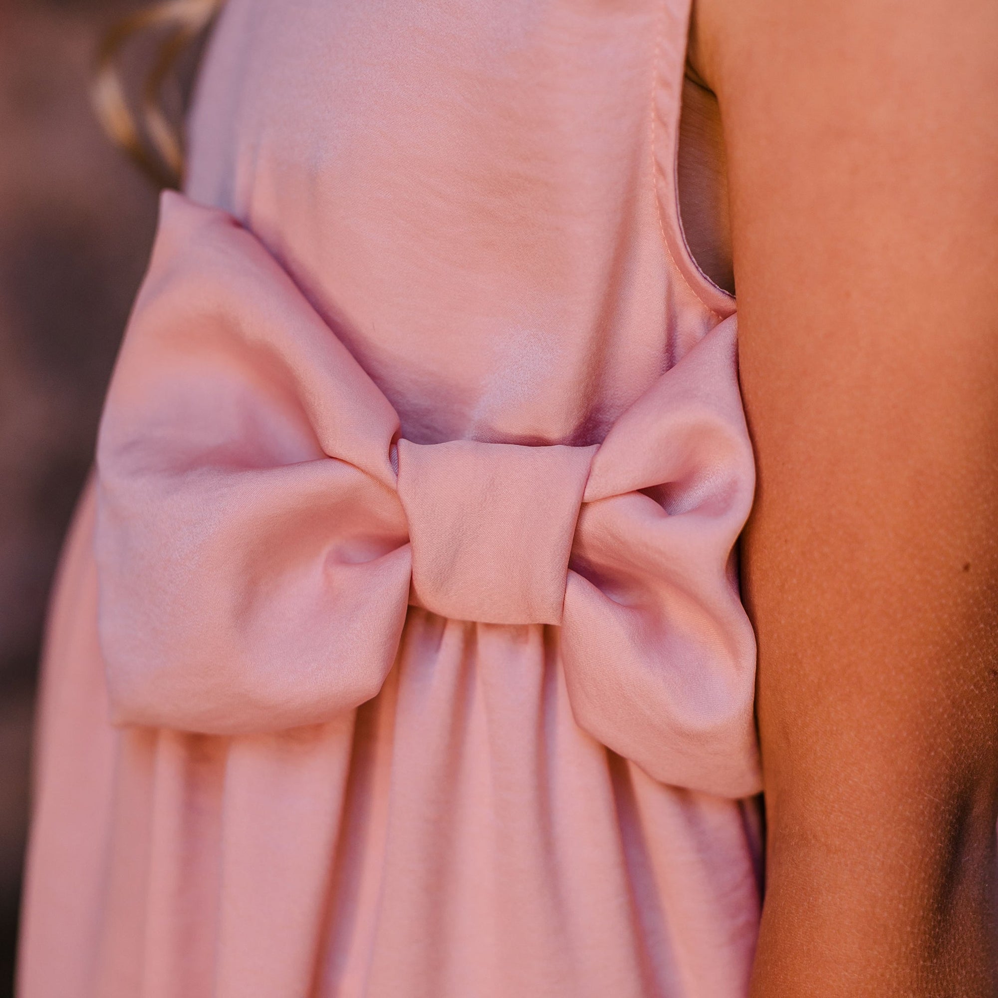 TOP SILK HAND WITH BOW
