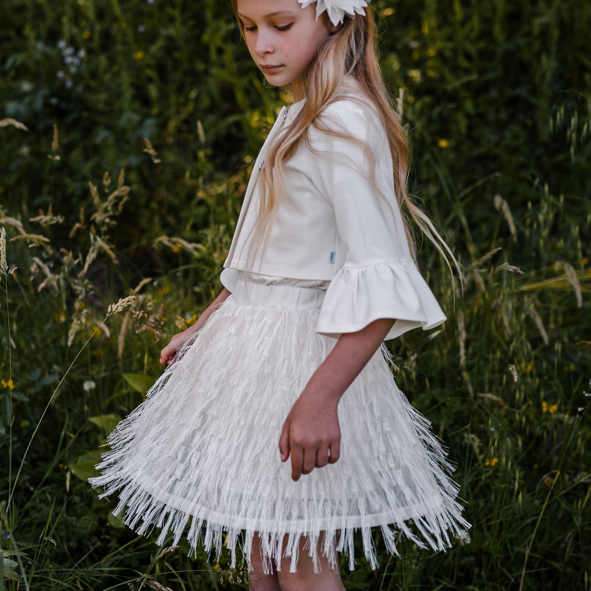 SKIRT WITH FILAMENTOUS TUFTS