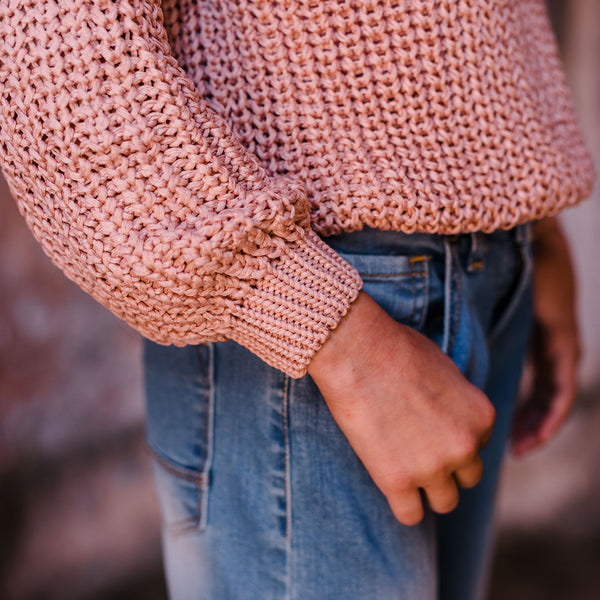 KNITTED PULLOVER WITH LOOSE STITCHES