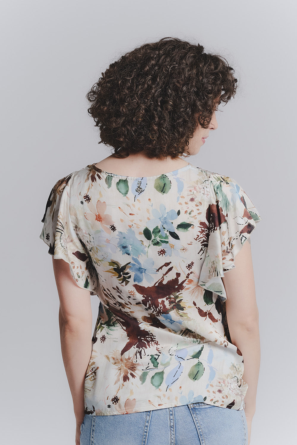 Bluza z nabranimi rokavi in modrimi cvetovi
