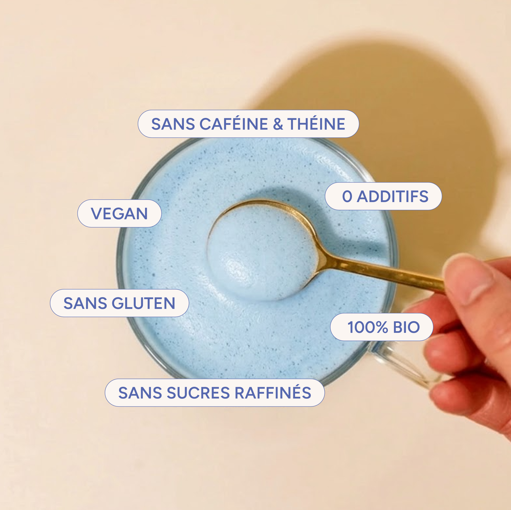 Tasse de blue latte avec cuillère et des vignettes mentionnant les principaux bénéfices produit