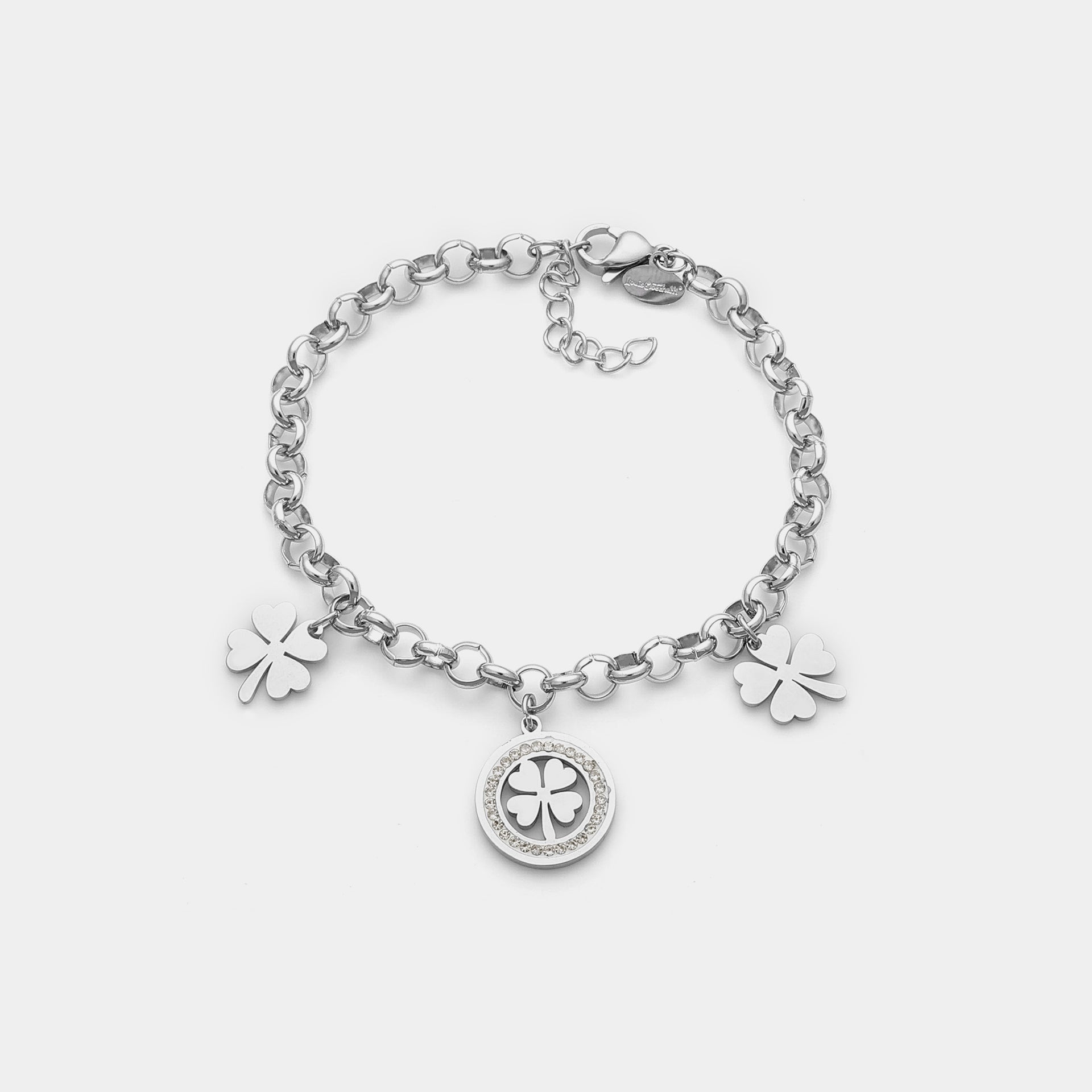 Steel bracelet with rolo chain featuring 2 dangling four-leaf clovers and 1 central one with white stones