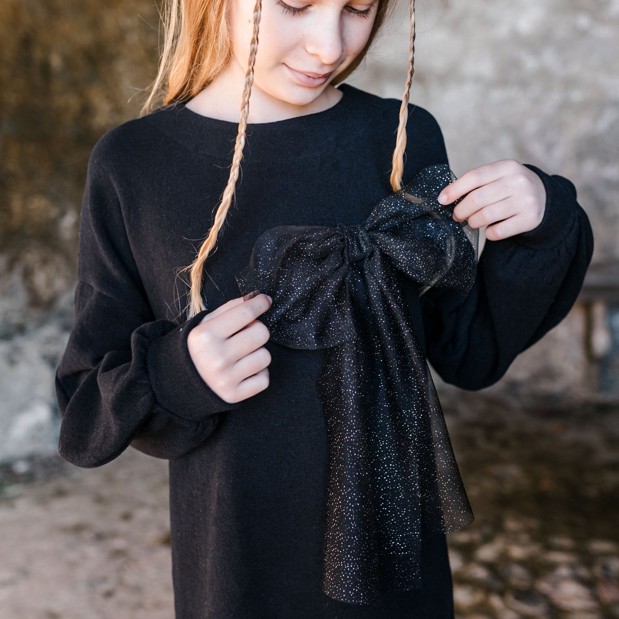 ŠATY S RUKÁVOM V PUFOVOM ŠTÝLE A DETAILOM MAŠLE Z GLITROVÉHO TULLE