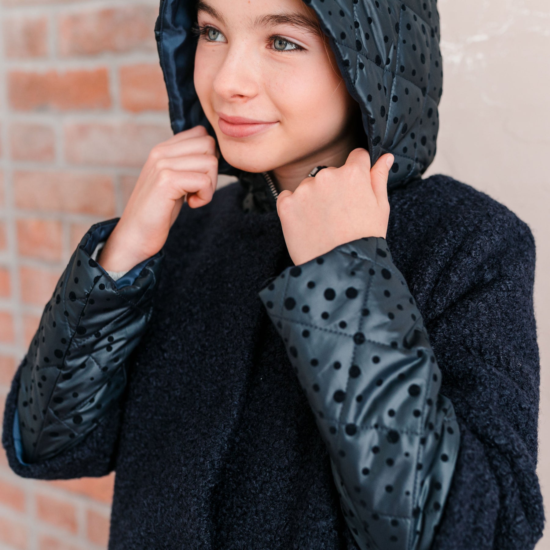 MINI JAKNA S PIKICAMI Z DODATNIM BOUCLE PLAŠČEM
