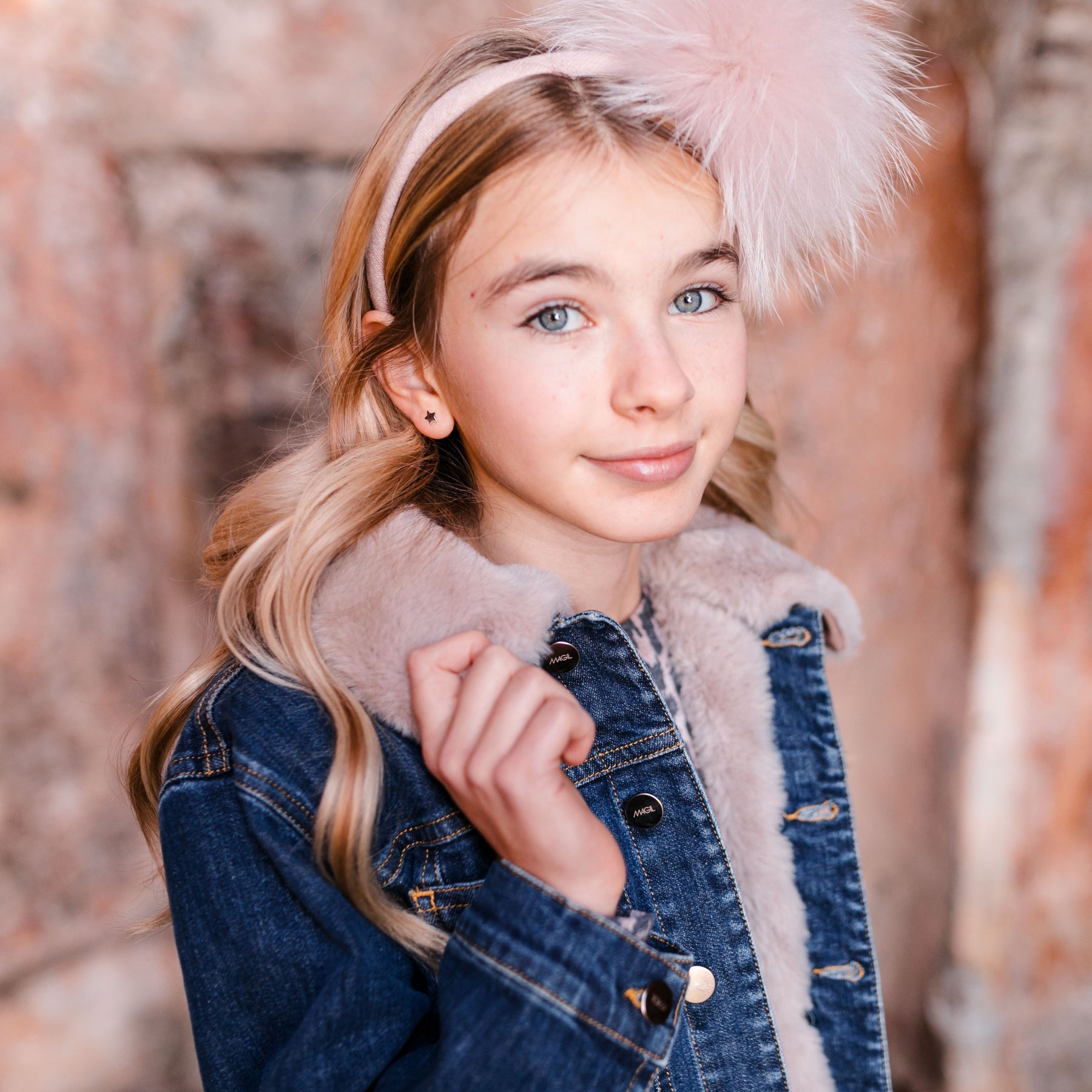 CHAQUETA DE DENIM CON DETALLE DE COLLAR DE PELO SINTÉTICO