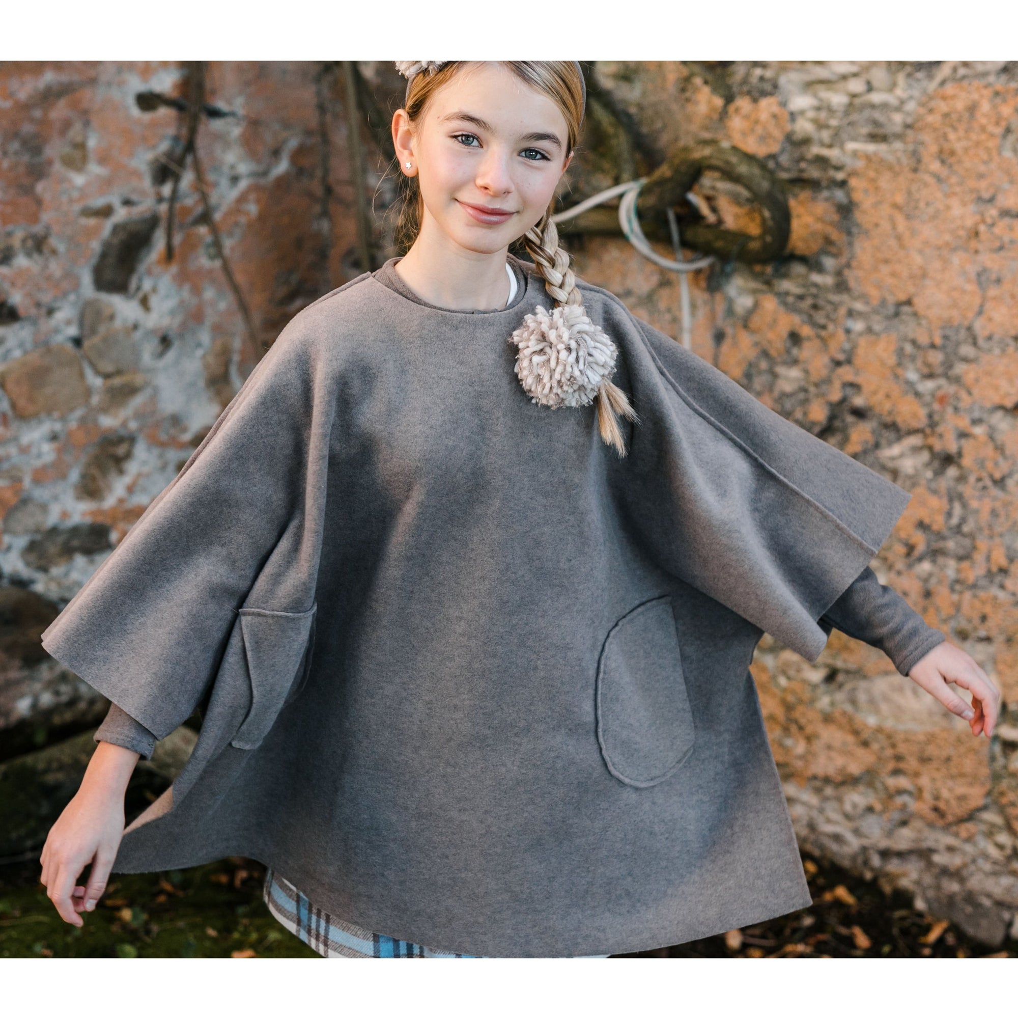 FLEECE CAPE WITH POCKETS