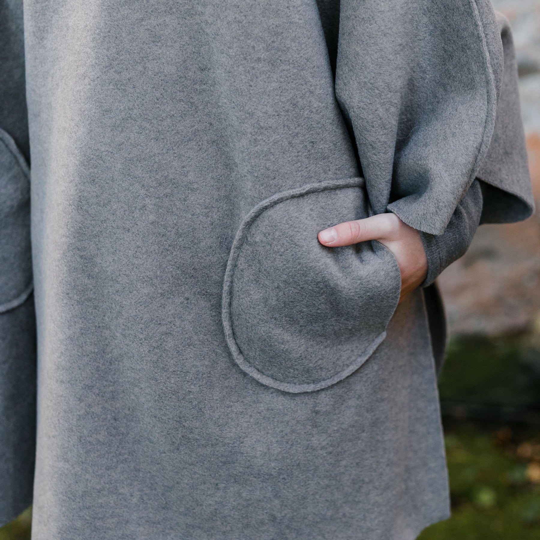 FLEECE CAPE WITH POCKETS