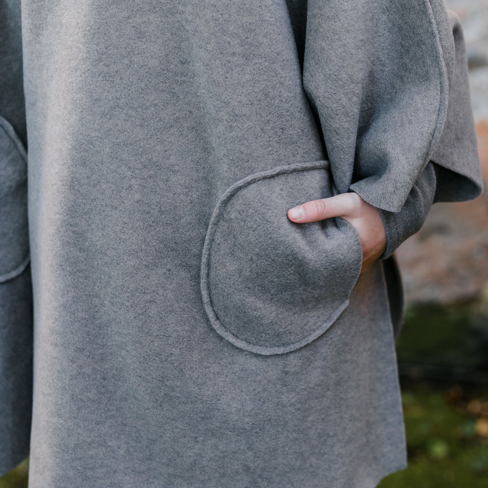 FLEECE CAPE WITH POCKETS