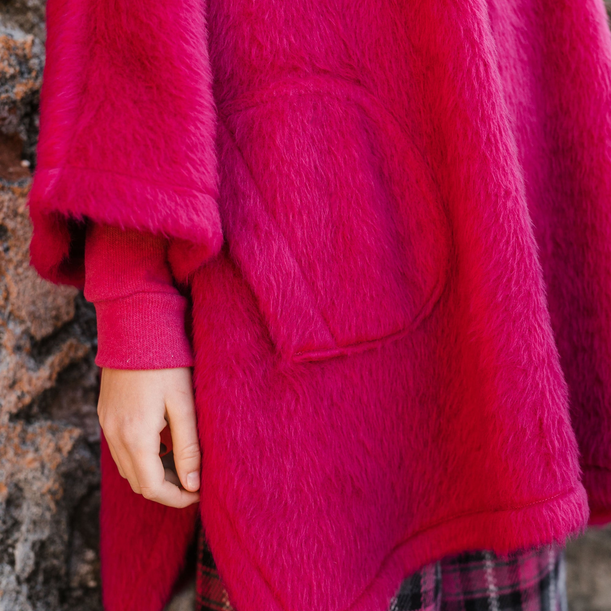 FLEECE EFFECT CAPE WITH POCKETS