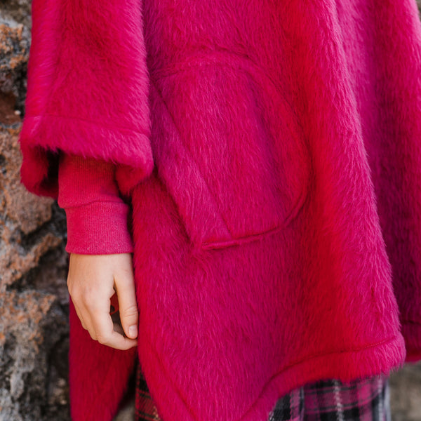 FLEECE EFFECT CAPE WITH POCKETS