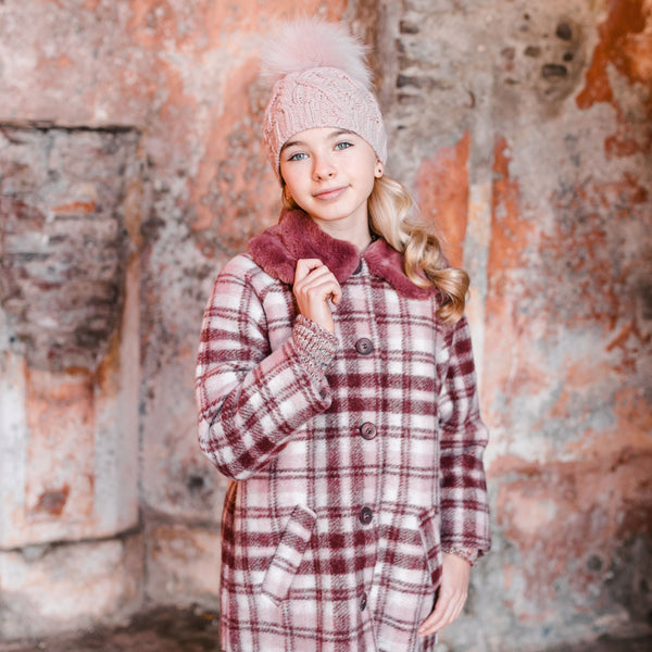 BONNET EN TRICOT AVEC UN MAXI POM POM
