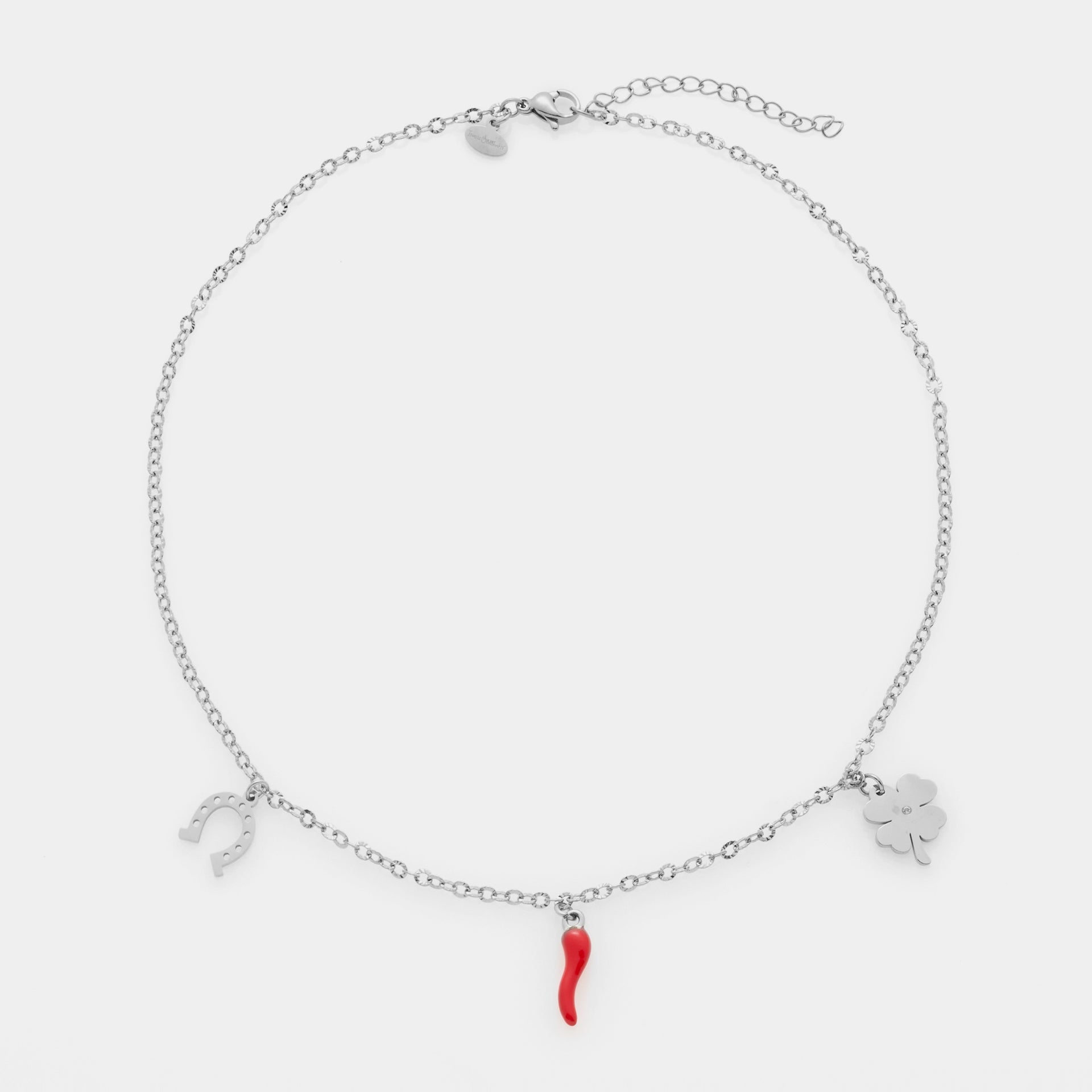 Collana acciaio maglia rolò fina con tre ciondoli in acciaio quadrifoglio, corno smaltato rosso e ferro di cavallo