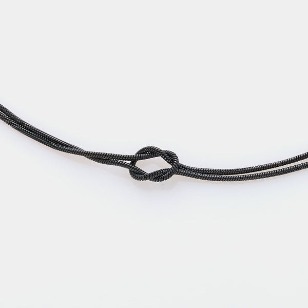Collar de nudo infinito suave en acero
