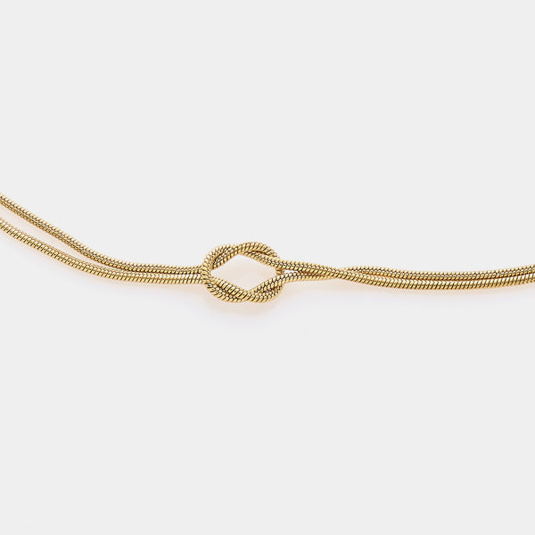 Collar de nudo infinito suave en acero