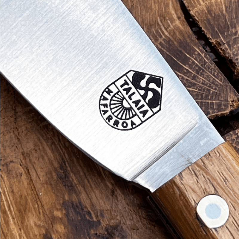 LE COUTEAU BASQUE TALAIA NAFARROA est un couteau basque de pliant, né au pays basque à Saint Jean Pied de Port. Il est symbolique de la province de la Basse Navarre.
