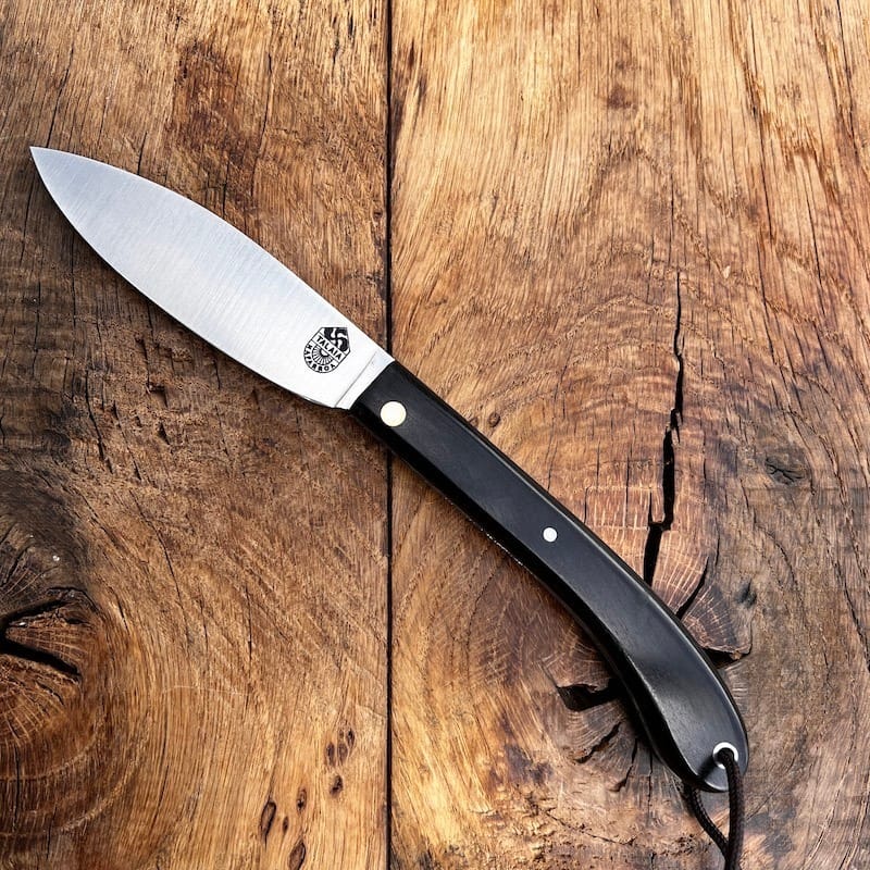 LE COUTEAU BASQUE TALAIA NAFARROA est un couteau basque de pliant, né au pays basque à Saint Jean Pied de Port. Il est symbolique de la province de la Basse Navarre.