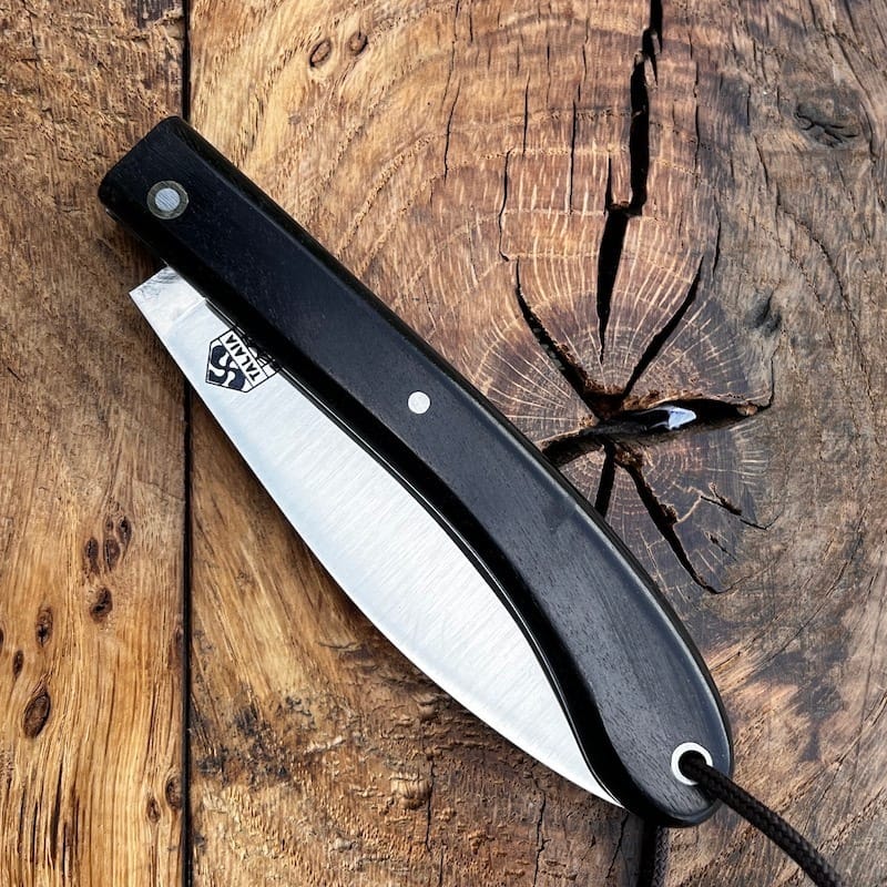 LE COUTEAU BASQUE TALAIA NAFARROA est un couteau basque de pliant, né au pays basque à Saint Jean Pied de Port. Il est symbolique de la province de la Basse Navarre.