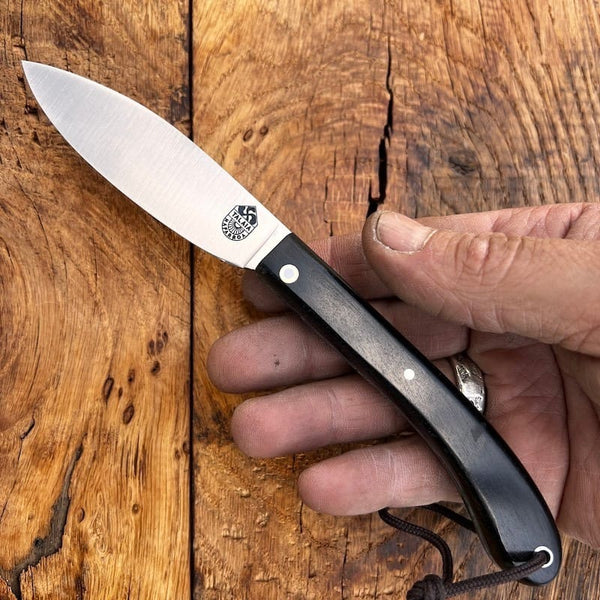 LE COUTEAU BASQUE TALAIA NAFARROA est un couteau basque de pliant, né au pays basque à Saint Jean Pied de Port. Il est symbolique de la province de la Basse Navarre.