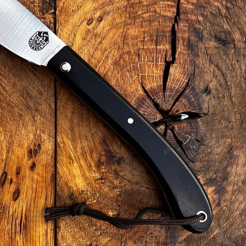 LE COUTEAU BASQUE TALAIA NAFARROA est un couteau basque de pliant, né au pays basque à Saint Jean Pied de Port. Il est symbolique de la province de la Basse Navarre.