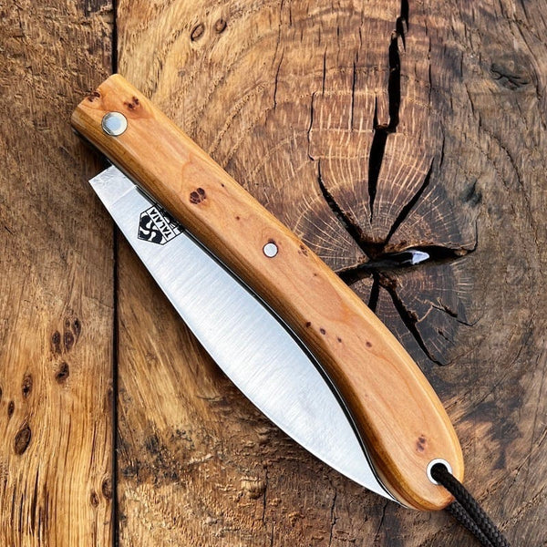 LE COUTEAU BASQUE TALAIA NAFARROA est un couteau basque de pliant, né au pays basque à Saint Jean Pied de Port. Il est symbolique de la province de la Basse Navarre.