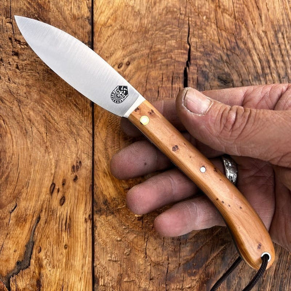 LE COUTEAU BASQUE TALAIA NAFARROA est un couteau basque de pliant, né au pays basque à Saint Jean Pied de Port. Il est symbolique de la province de la Basse Navarre.