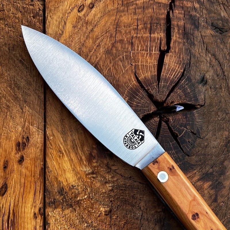 LE COUTEAU BASQUE TALAIA NAFARROA est un couteau basque de pliant, né au pays basque à Saint Jean Pied de Port. Il est symbolique de la province de la Basse Navarre.