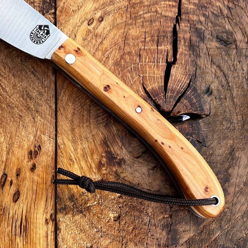 LE COUTEAU BASQUE TALAIA NAFARROA est un couteau basque de pliant, né au pays basque à Saint Jean Pied de Port. Il est symbolique de la province de la Basse Navarre.