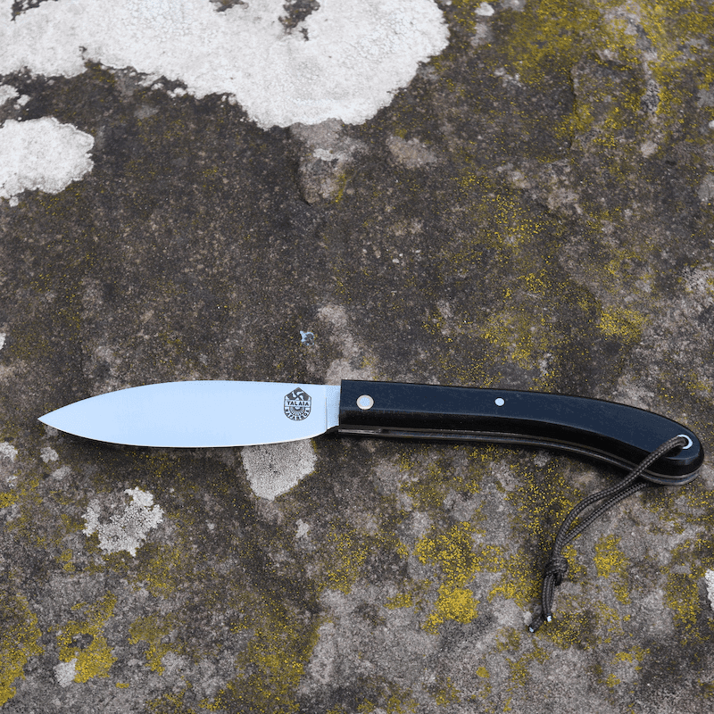 LE COUTEAU BASQUE TALAIA NAFARROA est un couteau basque de pliant, né au pays basque à Saint Jean Pied de Port. Il est symbolique de la province de la Basse Navarre.