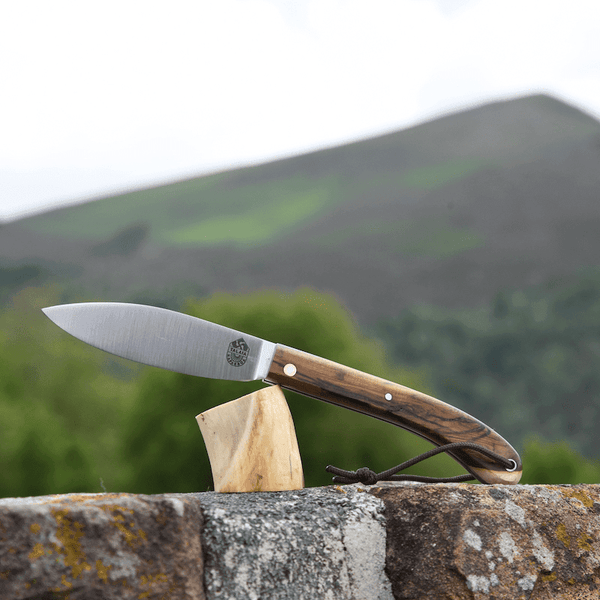 LE COUTEAU BASQUE TALAIA NAFARROA est un couteau basque de pliant, né au pays basque à Saint Jean Pied de Port. Il est symbolique de la province de la Basse Navarre.