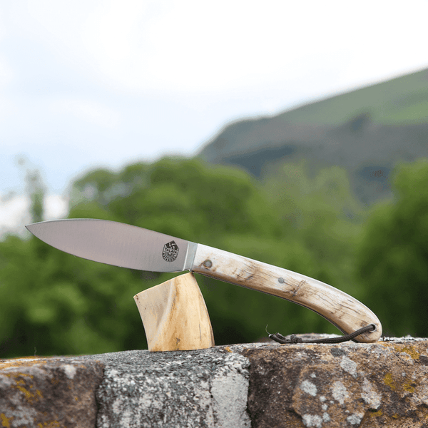 LE COUTEAU BASQUE TALAIA NAFARROA est un couteau basque de pliant, né au pays basque à Saint Jean Pied de Port. Il est symbolique de la province de la Basse Navarre.