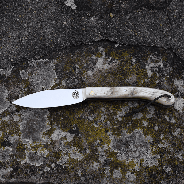 LE COUTEAU BASQUE TALAIA NAFARROA est un couteau basque de pliant, né au pays basque à Saint Jean Pied de Port. Il est symbolique de la province de la Basse Navarre.