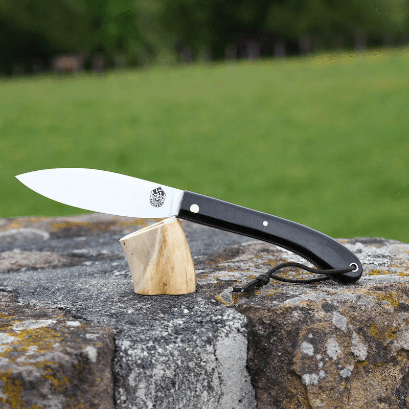 LE COUTEAU BASQUE TALAIA NAFARROA est un couteau basque de pliant, né au pays basque à Saint Jean Pied de Port. Il est symbolique de la province de la Basse Navarre.