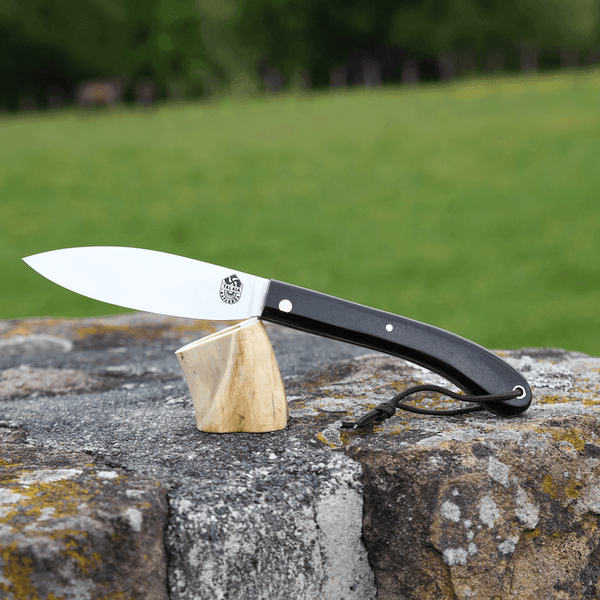 LE COUTEAU BASQUE TALAIA NAFARROA est un couteau basque de pliant, né au pays basque à Saint Jean Pied de Port. Il est symbolique de la province de la Basse Navarre.