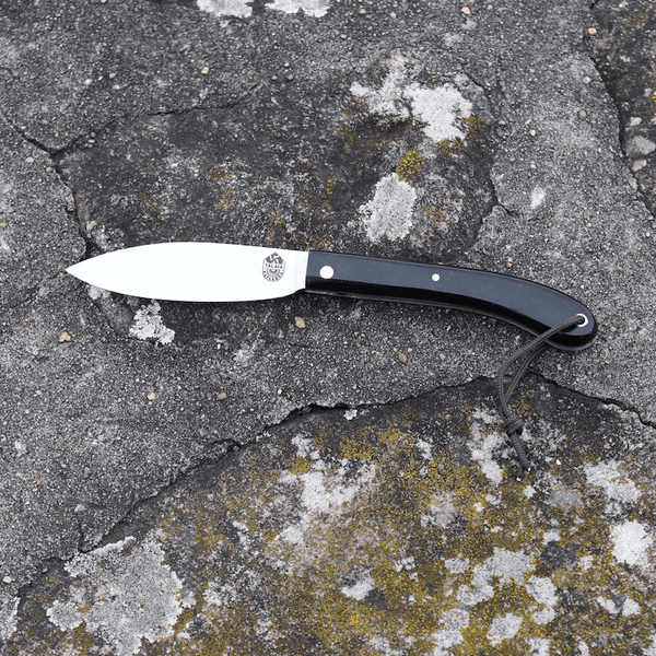 LE COUTEAU BASQUE TALAIA NAFARROA est un couteau basque de pliant, né au pays basque à Saint Jean Pied de Port. Il est symbolique de la province de la Basse Navarre.