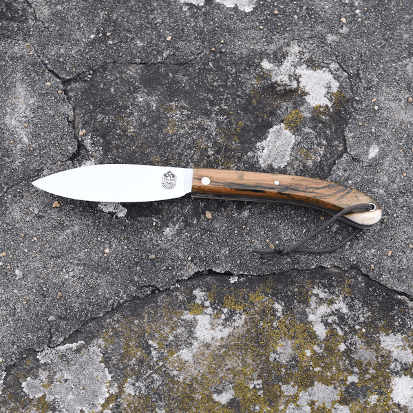 LE COUTEAU BASQUE TALAIA NAFARROA est un couteau basque de pliant, né au pays basque à Saint Jean Pied de Port. Il est symbolique de la province de la Basse Navarre.