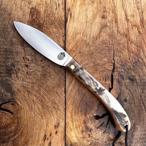 LE COUTEAU BASQUE TALAIA NAFARROA est un couteau basque de pliant, né au pays basque à Saint Jean Pied de Port. Il est symbolique de la province de la Basse Navarre.