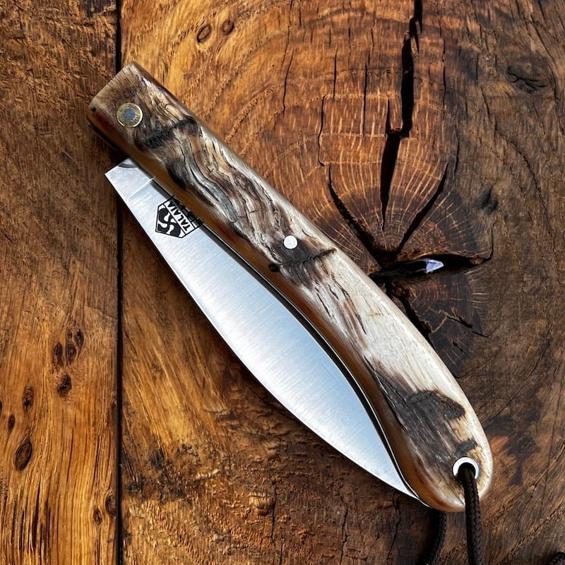 LE COUTEAU BASQUE TALAIA NAFARROA est un couteau basque de pliant, né au pays basque à Saint Jean Pied de Port. Il est symbolique de la province de la Basse Navarre.