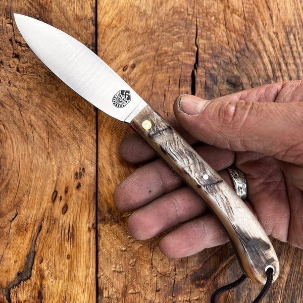 LE COUTEAU BASQUE TALAIA NAFARROA est un couteau basque de pliant, né au pays basque à Saint Jean Pied de Port. Il est symbolique de la province de la Basse Navarre.