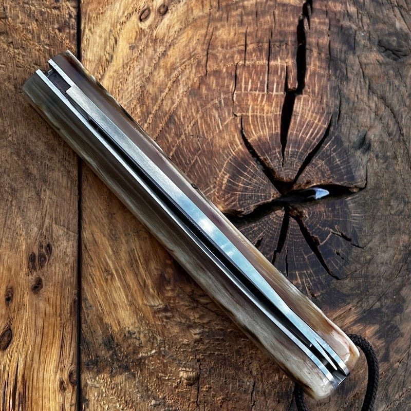 LE COUTEAU BASQUE TALAIA NAFARROA est un couteau basque de pliant, né au pays basque à Saint Jean Pied de Port. Il est symbolique de la province de la Basse Navarre.