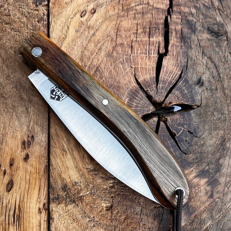 LE COUTEAU BASQUE TALAIA NAFARROA est un couteau basque de pliant, né au pays basque à Saint Jean Pied de Port. Il est symbolique de la province de la Basse Navarre.