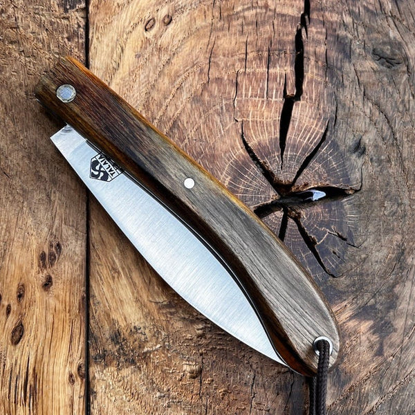 LE COUTEAU BASQUE TALAIA NAFARROA est un couteau basque de pliant, né au pays basque à Saint Jean Pied de Port. Il est symbolique de la province de la Basse Navarre.