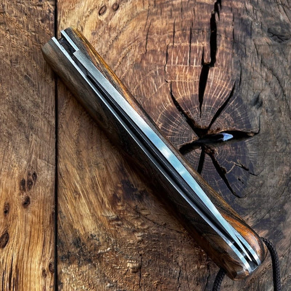 LE COUTEAU BASQUE TALAIA NAFARROA est un couteau basque de pliant, né au pays basque à Saint Jean Pied de Port. Il est symbolique de la province de la Basse Navarre.